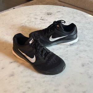 Nike Womens Black Athletic Shoes Sneakers